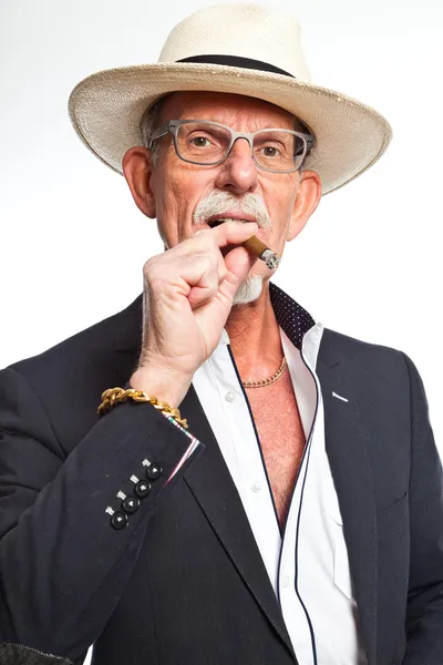 Estúdio retrato de ativo sênior bem vestido aposentado homem . — Fotografia de Stock