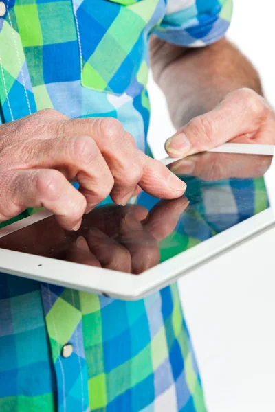 Close-up van de hand van senior man met behulp van Tablet PC. — Stockfoto