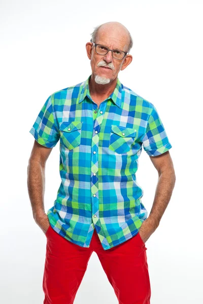 Studio portret van actieve senior goed gekleed gepensioneerde man. — Stockfoto