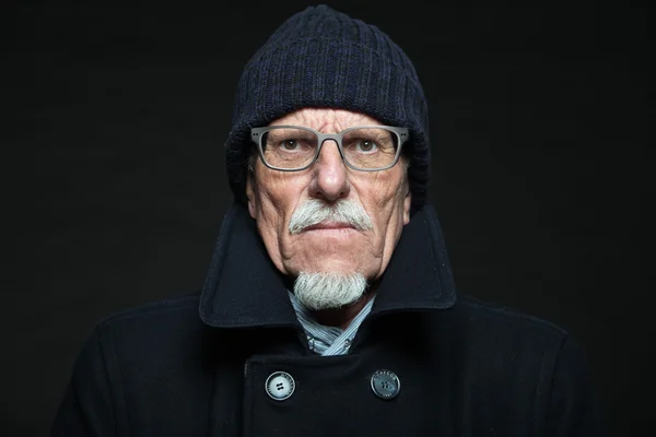 Estúdio retrato de ativo sênior bem vestido aposentado homem . — Fotografia de Stock