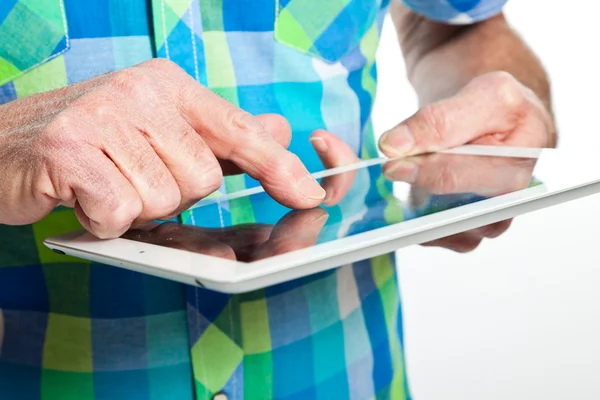 Close-up van de hand van senior man met behulp van Tablet PC. — Stockfoto