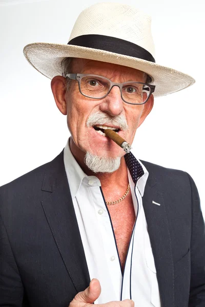 Studio portret van actieve senior goed gekleed gepensioneerde man. — Stockfoto