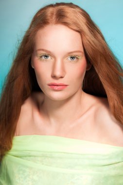 gülümseyen kadın Kızıl saçlı güzellik portresi.