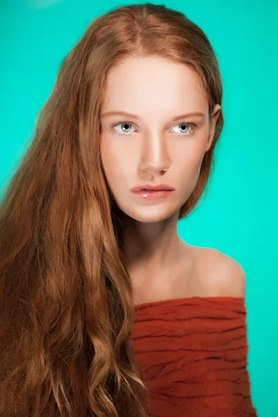 Retrato de belleza de moda de mujer con cabello rojo . — Foto de Stock