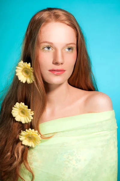 Retrato de beleza de mulher com flores e cabelos vermelhos . — Fotografia de Stock