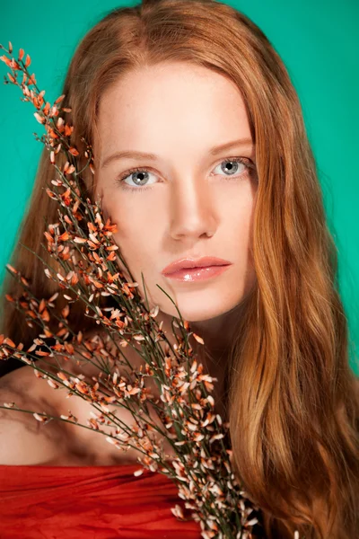 Retrato de beleza de moda de mulher com cabelo vermelho . — Fotografia de Stock