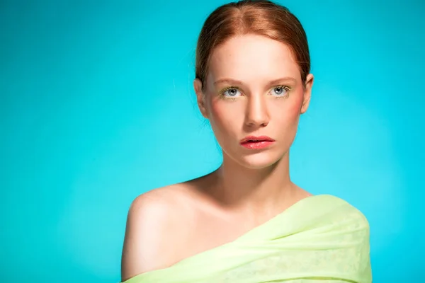 Retrato de beleza de moda de mulher com cabelo vermelho . — Fotografia de Stock