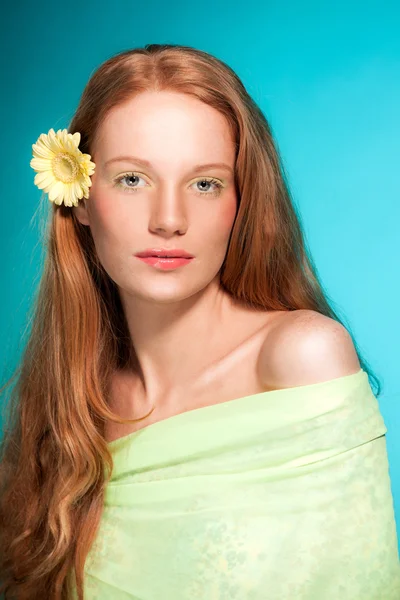 Portrait de beauté de femme avec des fleurs et des cheveux roux . — Photo