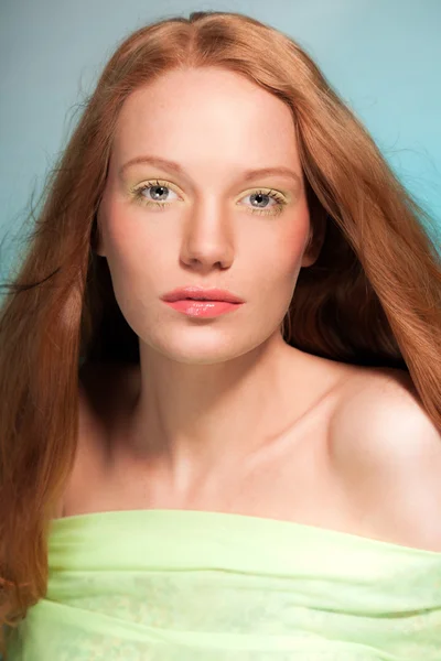 Retrato de belleza de una mujer sonriente con el pelo rojo . — Foto de Stock