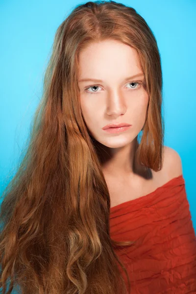 Retrato de belleza de moda de mujer con cabello rojo . — Foto de Stock