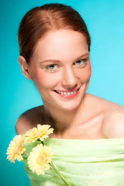 Retrato de beleza de moda de mulher com cabelo vermelho . — Fotografia de Stock