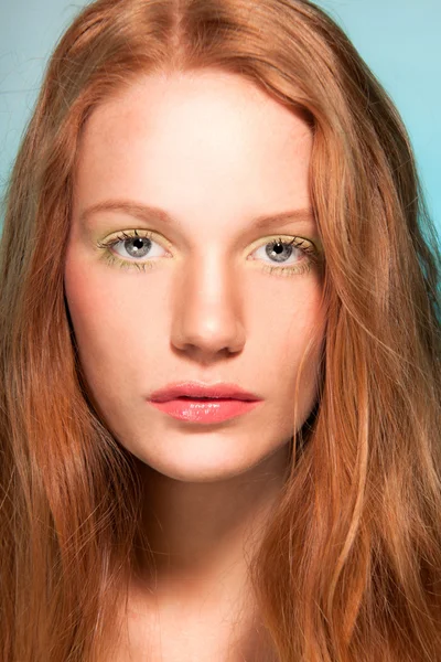 Retrato de belleza de una mujer sonriente con el pelo rojo . —  Fotos de Stock