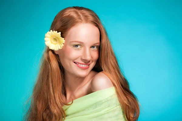 Προσωπογραφία με λουλούδια και κόκκινα μαλλιά ομορφιά. — Φωτογραφία Αρχείου