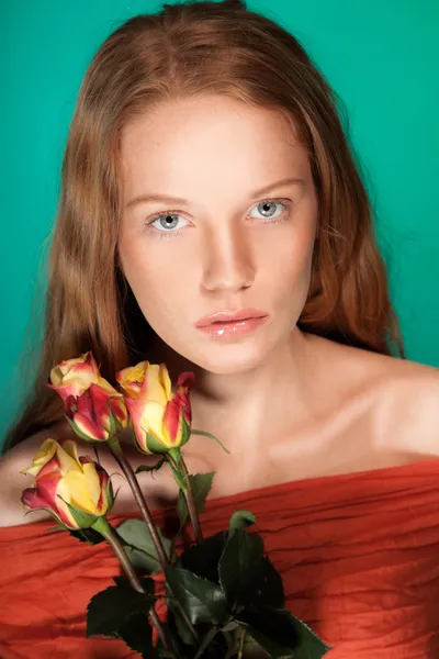 Divat szépség portréja vörös hajú nő. — Stock Fotó
