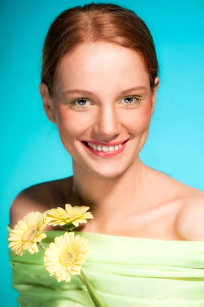 Portrait de beauté de femme avec des fleurs et des cheveux roux . — Photo