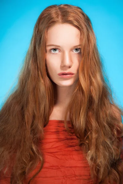 Móda krása portrét ženy s červenými vlasy. — Stock fotografie