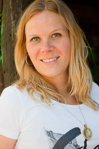 Felice bionda giovane donna godendo della natura . — Foto Stock