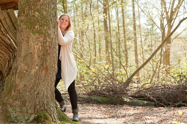 Jovem loira feliz desfrutando da natureza . — Fotografia de Stock