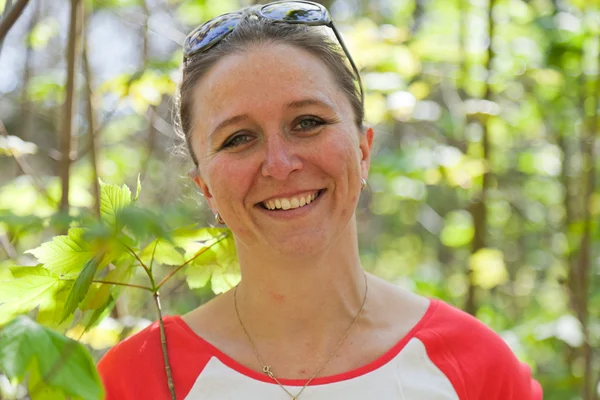 Felice bruna giovane donna godendo della natura . — Foto Stock