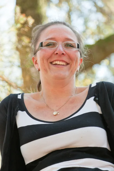 Gelukkig brunette jonge vrouw genieten van natuur. — Stockfoto