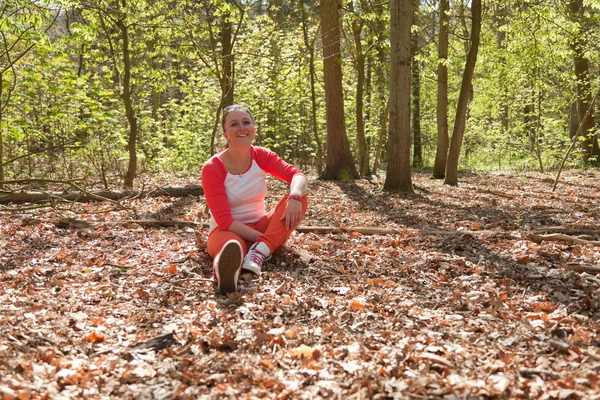 Happy brunette young woman enjoying nature. — Stock Photo, Image