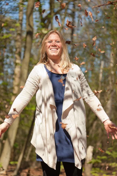 Happy blonde young woman enjoying nature. — Stock Photo, Image