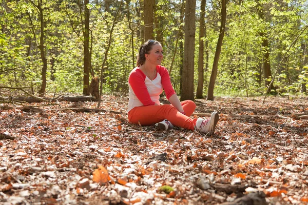 Happy brunette young woman enjoying nature. — Stock Photo, Image