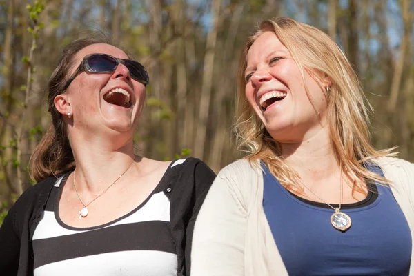 Dos mujeres jóvenes divirtiéndose en la naturaleza . —  Fotos de Stock