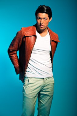 Asyalı erkek casual giyinen. yaz modası. Stüdyo vurdu.