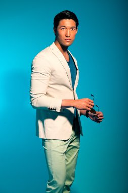 Asya yakışıklı takım elbiseli. yaz modası. Stüdyo vurdu.