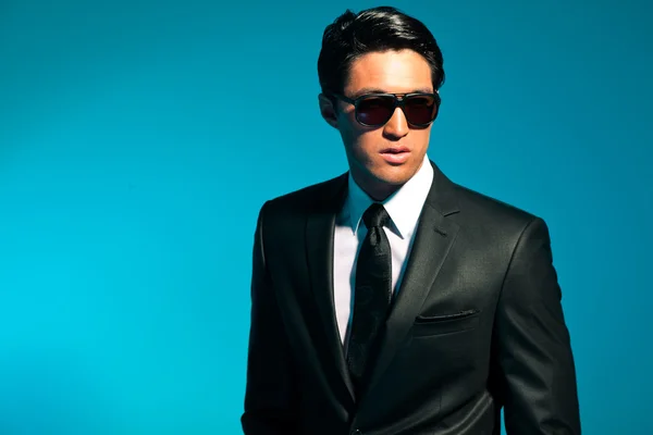 Asian man in suit with sunglasses. Summer fashion. Studio. — Stock Photo, Image