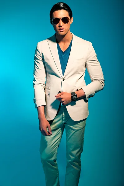 Aziatische man dragen pak en zonnebril. zomer mode. Studio. — Stockfoto
