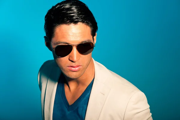 Asian man wearing suit and sunglasses. Summer fashion. Studio. — Stock Photo, Image