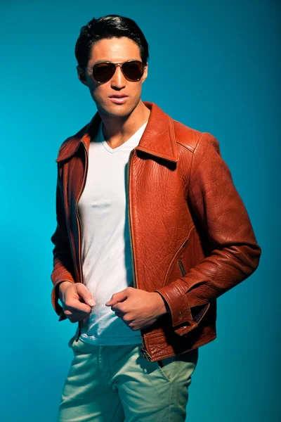 Asiatischer Mann lässig gekleidet mit Sonnenbrille. Sommermode. Studio — Stockfoto