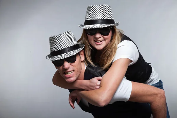 Jovem casal homem e mulher apaixonados. Óculos de sol e chapéu . — Fotografia de Stock