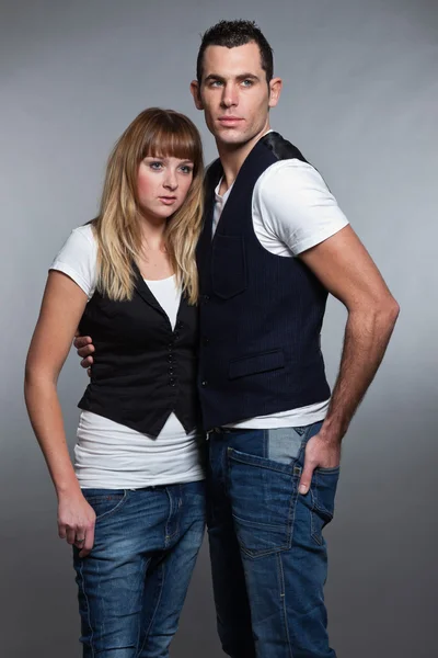 Hermosa pareja joven hombre y mujer enamorados. Estudio . — Foto de Stock