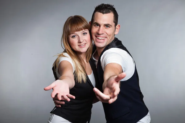 Bonito jovem casal homem e mulher apaixonados. Estúdio . — Fotografia de Stock