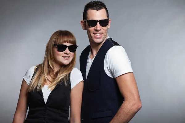 Pareja joven, hombre y mujer enamorados. Gafas de sol . — Foto de Stock