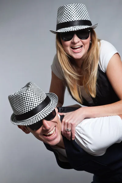 Jeune couple homme et femme amoureux. Lunettes de soleil et chapeau . — Photo