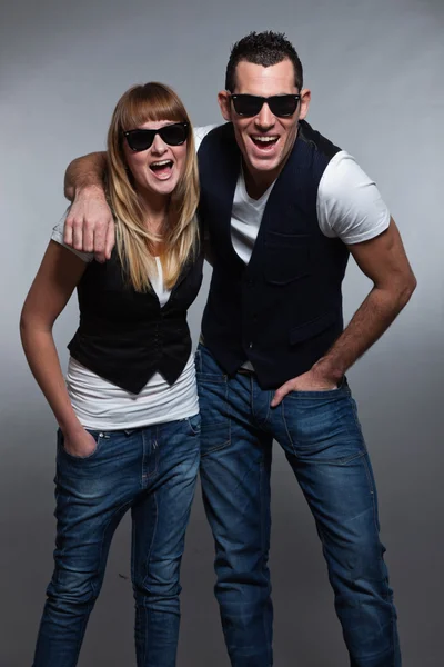 Pareja joven, hombre y mujer enamorados. Gafas de sol . — Foto de Stock