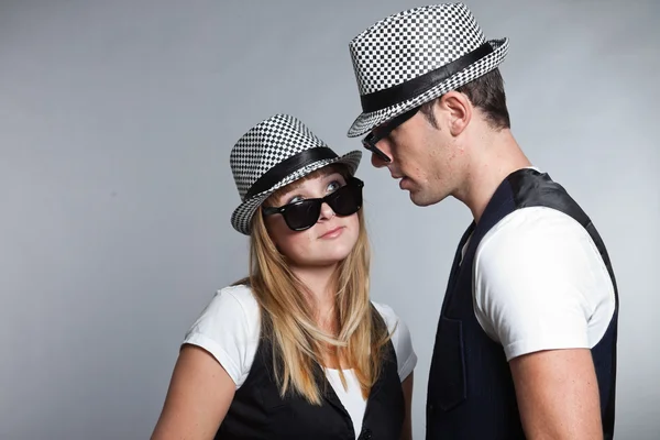 Pareja joven, hombre y mujer enamorados. Gafas de sol y sombrero . —  Fotos de Stock