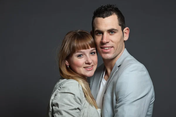 Pareja joven, hombre y mujer enamorados. Captura de estudio . — Foto de Stock