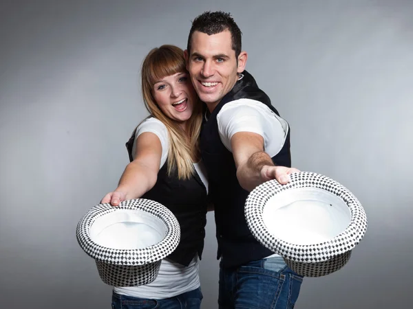 Feliz pareja joven, hombre y mujer enamorados. Usar sombrero . —  Fotos de Stock