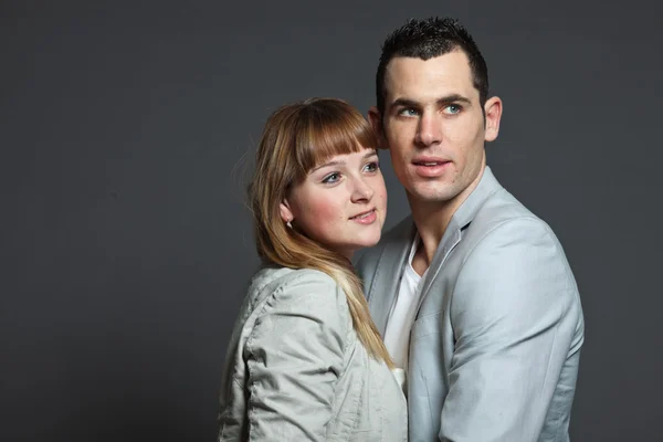 Pareja joven, hombre y mujer enamorados. Captura de estudio . —  Fotos de Stock