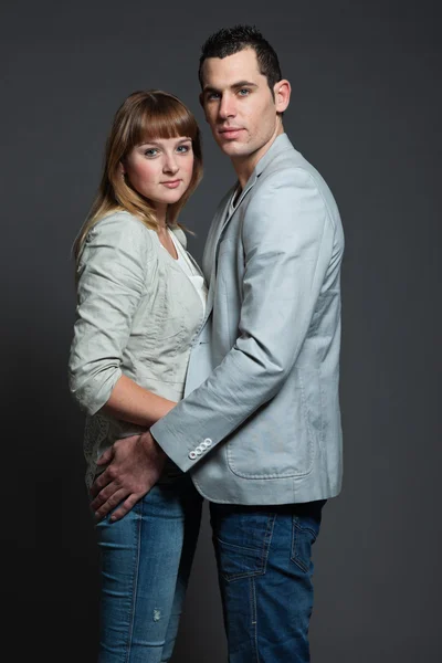 Jovem casal homem e mulher apaixonados. Estúdio . — Fotografia de Stock