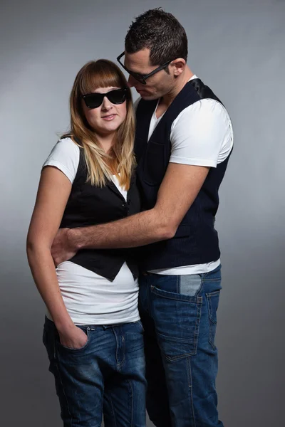 Jeune couple homme et femme amoureux. Lunettes de soleil . — Photo