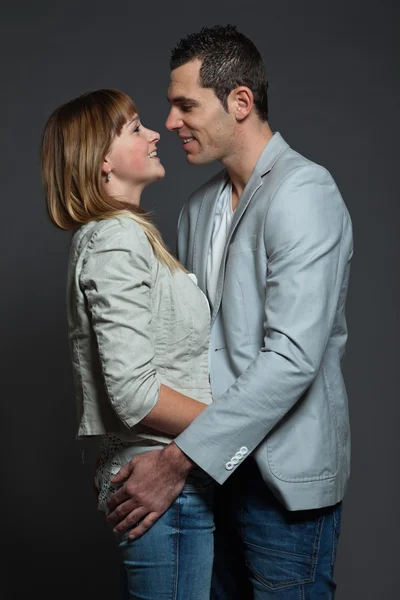 Jovem casal homem e mulher apaixonados. Estúdio . — Fotografia de Stock