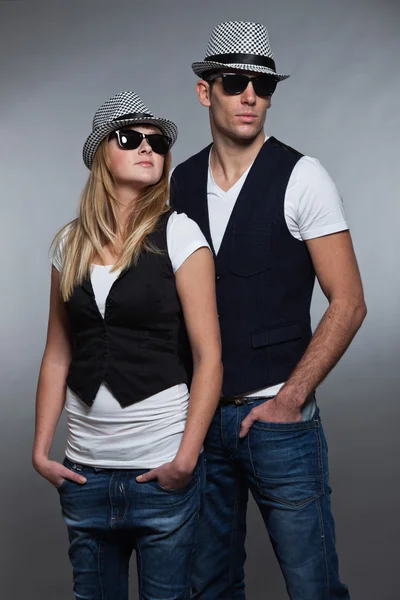 Jeune couple homme et femme amoureux. Lunettes de soleil et chapeau . — Photo