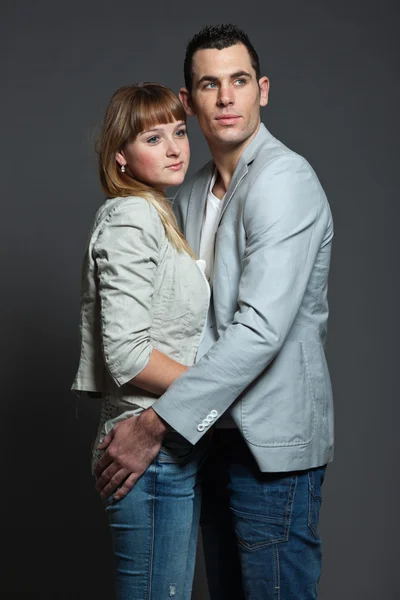 Jovem casal homem e mulher apaixonados. Estúdio . — Fotografia de Stock