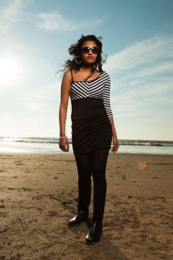 Yaz aylarında kumsalda güneş gözlüklü çok Hintli kız.